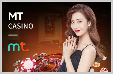 Vận động viên cầu lông đang thực hiện cú đập